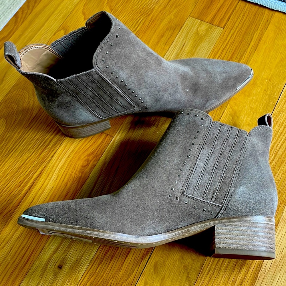 Marc Fisher—8M—light brown suede booties w silver details